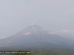 Gunung Semeru Erupsi Setinggi 700 Meter Pada H+1 Lebaran Gunung Semeru Erupsi Setinggi 700 Meter Pada H+1 Lebaran