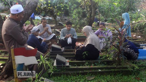 Hari Kedua Lebaran, Warga Ziarah di TPU Kebayoran Lama