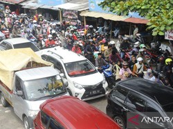 Hari Kedua Lebaran, Jalur Wisata ke Pantai Carita Macet Sepanjang 5 Km