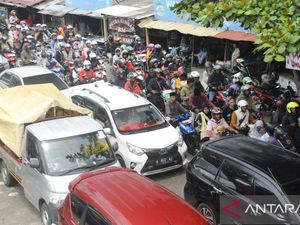 Hari Kedua Lebaran, Jalur Wisata ke Pantai Carita Macet Sepanjang 5 Km Hari Kedua Lebaran, Jalur Wisata ke Pantai Carita Macet Sepanjang 5 Km