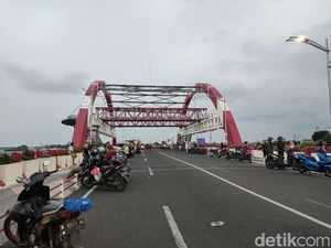 Warga Serbu Jembatan Suroboyo pada Lebaran Hari Kedua