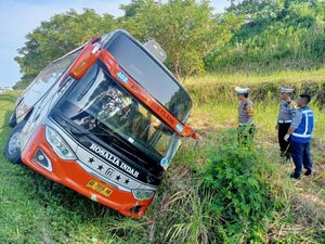 Tewaskan 7 Orang, Bus Rosalia Indah Masuk Parit 200 Meter di Tol Batang Tewaskan 7 Orang, Bus Rosalia Indah Masuk Parit 200 Meter di Tol Batang