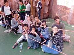 Keluarga Neneng Pertama Kali Liburan ke Dufan Sambil Habiskan Uang THR