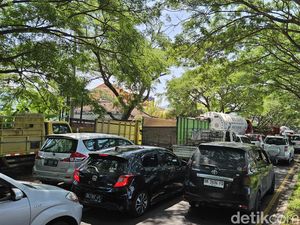 Sopir Taksi Online Pelat Non-DK Kucing-kucingan, Bidik Penumpang Bule Sopir Taksi Online Pelat Non-DK Kucing-kucingan, Bidik Penumpang Bule