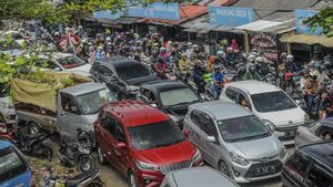 Kendaraan Padati Akses Jalan Menuju Objek Wisata Pantai Carita