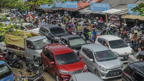 Kendaraan Padati Akses Jalan Menuju Objek Wisata Pantai Carita
