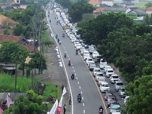 Cerita Ngenes Pemudik Terjebak Macet 3 Jam di Arteri Bandar Kedungmulyo Cerita Ngenes Pemudik Terjebak Macet 3 Jam di Arteri Bandar Kedungmulyo