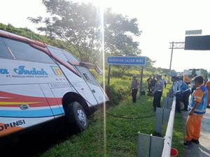 Petaka Bus Rosalia Indah Masuk Parit di Tol Batang Tewaskan 7 Orang Petaka Bus Rosalia Indah Masuk Parit di Tol Batang Tewaskan 7 Orang