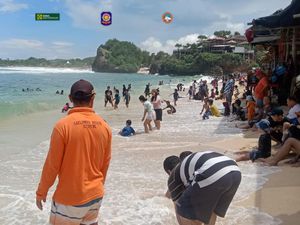 Tinggi Gelombang Pantai Gunungkidul Capai 2 Meter, Wisatawan Diimbau Waspada