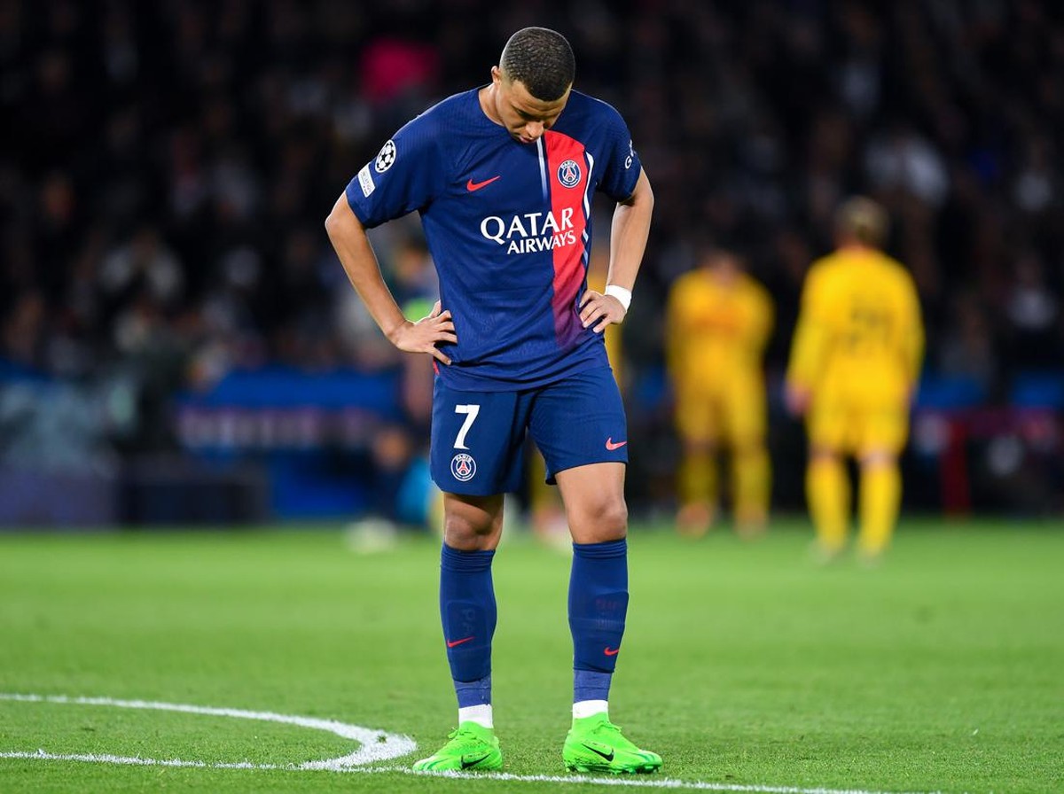 Kylian Mbappe tertunduk usai PSG kalah dari Barcelona 2-3 di leg pertama perempatfinal Liga Champions, Kamis (11/4) dini hari WIB. (Foto: Franco Arland/Getty Images)