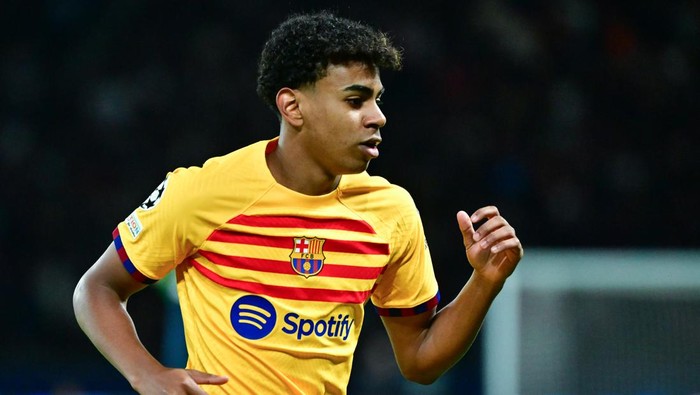 PARIS, FRANCE - APRIL 10Lamine Yamal of Barcelona in action during the UEFA Champions League quarter-final first leg match between Paris Saint-Germain and FC Barcelona at Parc des Princes on April 10, 2024 in Paris, France.(Photo by Christian Liewig - Corbis/Corbis via Getty Images)