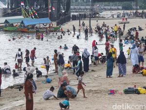 Pengunjung Membeludak, Pengelola Ancol Kerahkan 165 Petugas Kebersihan