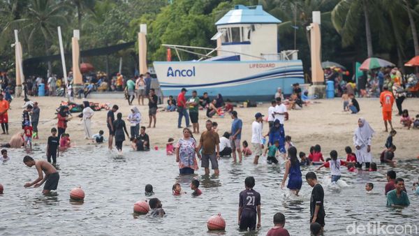 Lebaran Hari Kedua, Pantai Ancol Mulai Dipadati Pengunjung