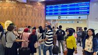 Libur Lebaran, Warga Langsung Serbu Kereta Cepat