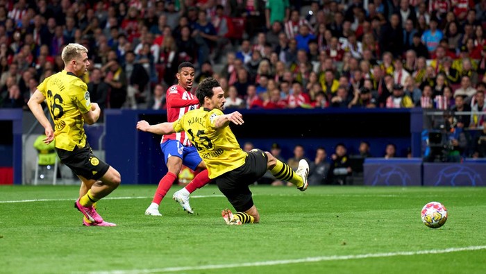 MADRID, SPAIN - APRIL 10: Samuel Lino of Atletico Madrid scores his teams second goal during the UEFA Champions League quarter-final first leg match between Atletico Madrid and Borussia Dortmund at Civitas Metropolitano Stadium on April 10, 2024 in Madrid, Spain. (Photo by Angel Martinez/Getty Images)