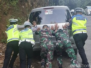Mobil Mogok Ditinggal Pemilik di Poros Maros-Bone di Camba, Polisi Evakuasi