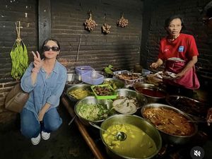 Momen Selvi Kitty Ngopi di Kafe hingga Cicip Kuliner Tradisional