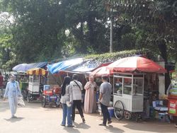 Siasat Pedagang TPU Tanah Kusir Ganti Dagangan demi Raup Cuan Saat Lebaran