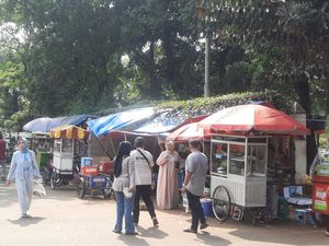 Siasat Pedagang TPU Tanah Kusir Ganti Dagangan demi Raup Cuan Saat Lebaran