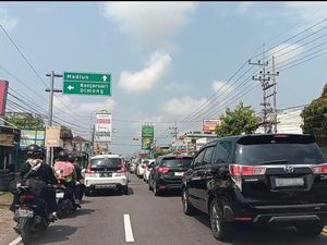 Antrean Kendaraan 1 Km Terpantau Arah Gerbang Tol dan Masuk Kota Madiun Antrean Kendaraan 1 Km Terpantau Arah Gerbang Tol dan Masuk Kota Madiun