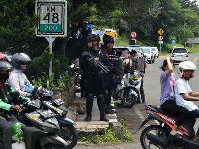 Personel Brimob Amankan Jalur Wisata Puncak Bogor