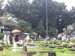 Hari Kedua Lebaran, Peziarah Masih Ramai Kunjungi TPU Tanah Kusir