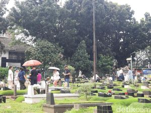 Hari Kedua Lebaran, Peziarah Masih Ramai Kunjungi TPU Tanah Kusir Hari Kedua Lebaran, Peziarah Masih Ramai Kunjungi TPU Tanah Kusir