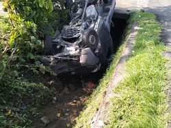 Sopir Hilang Kendali, Pikap Terbalik-Masuk Selokan di Tabanan