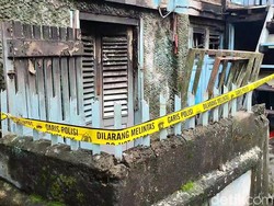 Ibu-Anak Terjebak Kebakaran Rumah Panggung Semi Permanen di Palembang