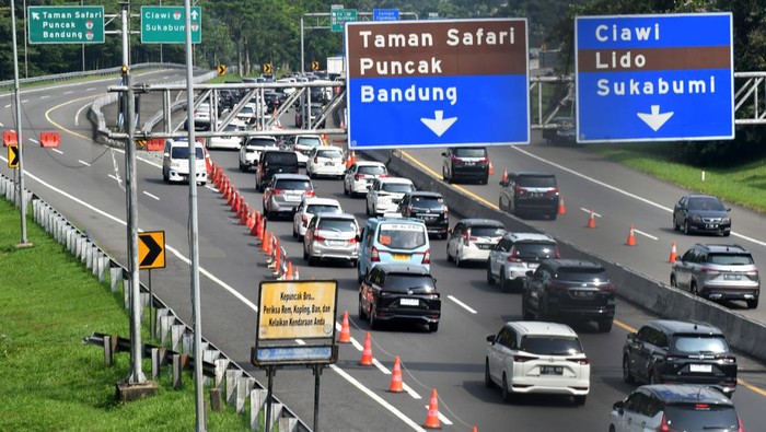 Sejumlah kendaraan melintas di tol Jagorawi di saat  penerapan rekayasa kemudian lintas contraflow menuju jalur rekreasi Puncak, Kabupaten Bogor, Jawa Barat, Kamis (11/4/2024). Satlantas Polres Bogor menerapkan rekayasa kemudian lintas contraflow untuk mengurai kepadatan kendaraan yang menuju jalur rekreasi Puncak, Bogor di saat  libur hari kedua Lebaran. ANTARA FOTO/Arif Firmansyah/nz