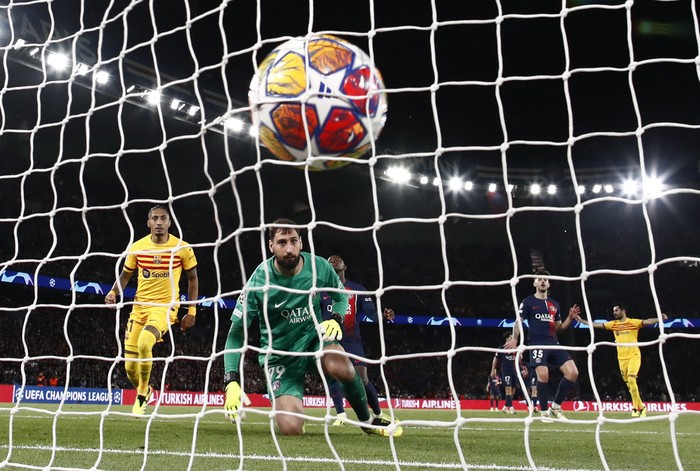 Soccer Football - Champions League - Quarter Final - First Leg - Paris St Germain v FC Barcelona - Parc des Princes, Paris, France - April 10, 2024 FC Barcelonas Raphinha scores their second goal past Paris St Germains Gianluigi Donnarumma REUTERS/Sarah Meyssonnier