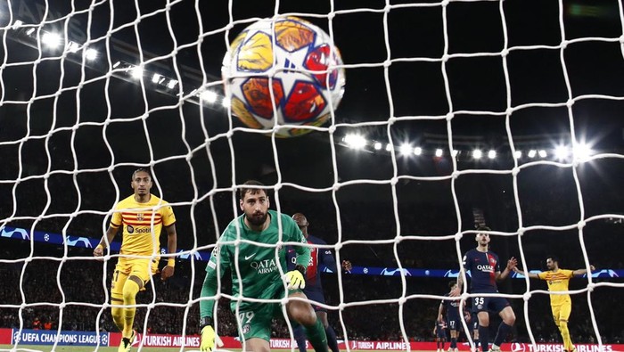 Soccer Football - Champions League - Quarter Final - First Leg - Paris St Germain v FC Barcelona - Parc des Princes, Paris, France - April 10, 2024 FC Barcelonas Raphinha scores their second goal past Paris St Germains Gianluigi Donnarumma REUTERS/Sarah Meyssonnier