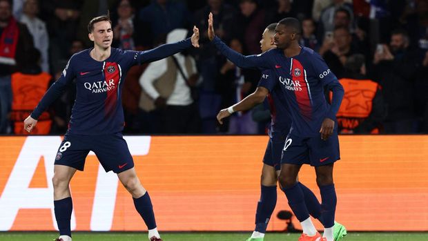 Soccer Football - Champions League - Quarter Final - First Leg - Paris St Germain v FC Barcelona - Parc des Princes, Paris, France - April 10, 2024 Paris St Germain's Ousmane Dembele celebrates scoring their first goal with Fabian Ruiz and Kylian Mbappe REUTERS/Stephanie Lecocq