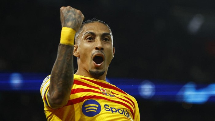 Soccer Football - Champions League - Quarter Final - First Leg - Paris St Germain v FC Barcelona - Parc des Princes, Paris, France - April 10, 2024 FC Barcelonas Raphinha celebrates scoring their second goal REUTERS/Sarah Meyssonnier