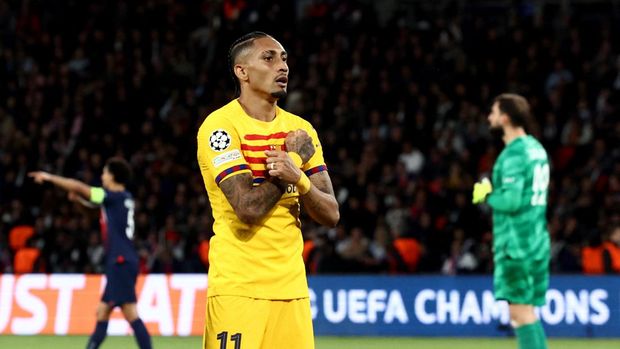 Soccer Football - Champions League - Quarter Final - First Leg - Paris St Germain v FC Barcelona - Parc des Princes, Paris, France - April 10, 2024 FC Barcelona's Raphinha celebrates scoring their first goal REUTERS/Stephanie Lecocq