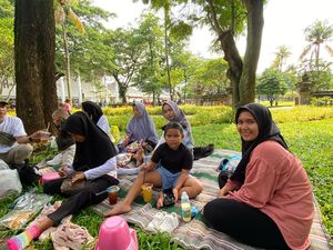 Sarah dan Keluarga Piknik di TMII dari Bogor, Bawa Tikar hingga Termos