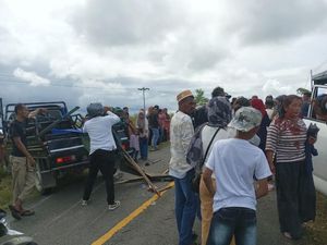 Pikap Bawa Rombongan Wisatawan Terbalik di Seram Bagian Barat, 17 Orang Luka