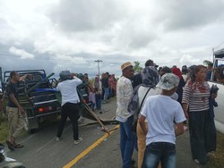 Pikap Bawa Rombongan Wisatawan Terbalik di Seram Bagian Barat, 17 Orang Luka