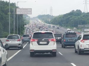 Tol Layang MBZ Arah Cikampek Padat Merayap di Hari Kedua Lebaran Tol Layang MBZ Arah Cikampek Padat Merayap di Hari Kedua Lebaran