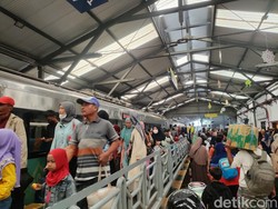Stasiun Pasar Turi Dipadati Pemudik H+1 Lebaran