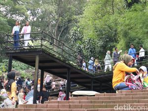 Melihat Tradisi Botram di Kebun Binatang Bandung saat Libur Lebaran