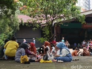 Melihat Tradisi Botram di Kebun Binatang Bandung Saat Libur Lebaran