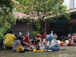 Melihat Tradisi Botram di Kebun Binatang Bandung Saat Libur Lebaran