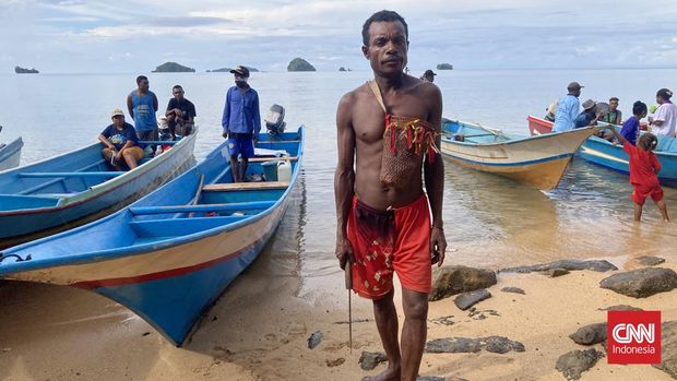 Tradisi Buka Sasi di Perairan Misool, Distrik Misool Barat, Kabupaten Raja Ampat, Papua Barat Daya, Senin (25/3/2024). (CNN Indonesia/Prima Gumilang)