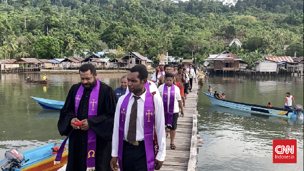 Tradisi Buka Sasi di Perairan Misool, Distrik Misool Barat, Kabupaten Raja Ampat, Papua Barat Daya, Senin (25/3/2024). (CNN Indonesia/Prima Gumilang)