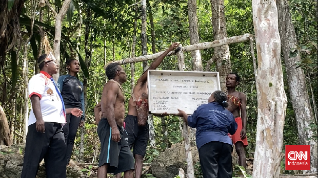 Tradisi Buka Sasi di Perairan Misool, Distrik Misool Barat, Kabupaten Raja Ampat, Papua Barat Daya, Senin (25/3/2024). (CNN Indonesia/Prima Gumilang)