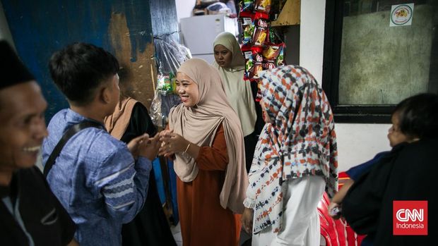 Sejumlah warga bersilaturahim berpelukan seusai melaksanakan Sholat Idul Fitri 1445 Hijriyah di Kampung Akuarium, Jakarta. (CNN Indonesia/Adi Ibrahim)
