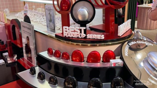 Mengunjungi Salah Satu Toko Kosmetik di Korea