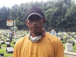 30 Tahun Jadi Tukang Bersih Makam, Usman Raup Cuan Bulanan dari Ahli Waris