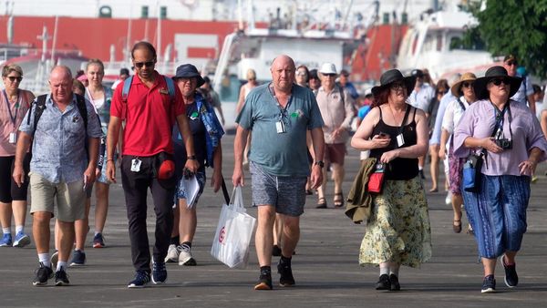 Wisatawan Kapal Pesiar Pasific Explorer Berkunjung ke Bali